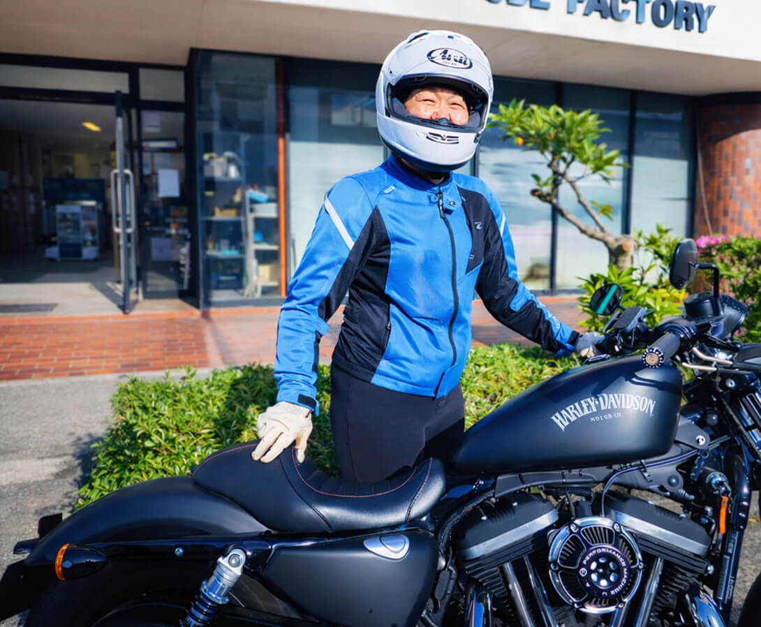 お客様と車検対象バイクの写真